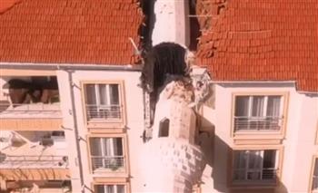 كأنه قطعة كيك.. مئذنة انهارت بالزلزال فقسمت المنزل لنصفين (فيديو)