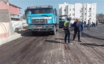 رئيس مدينة القصير يتابع أعمال الرصف بشارع يوسف عفيفي 