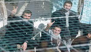 الأسرى الفلسطينيون يواصلون "العصيان" لليوم الـ25 ويعتصمون في ساحات سجون إسرائيل