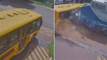فيديو مروع.. قطار سريع يطير بحافلة مدرسية ويسبب كارثة بشرية