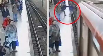 مختل نفسيًا يدفع مراهقًا تحت عجلات مترو أنفاق موسكو (فيديو)