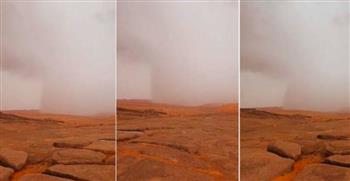 مشهد غريب.. سحابة تمطر بغزارة على مكان واحد في السعودية (فيديو)
