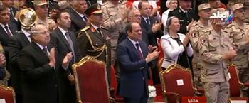 والدة الشهيد محمد العزب: تكريم الرئيس السيسي لابني ما يتوصفش