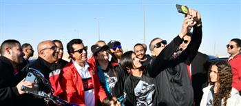 وزير الرياضة يشهد بدء جولة بالسيارات الرياضية بمدينة الجلالة