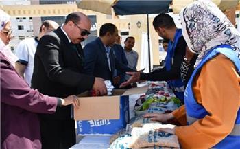 محافظ أسوان يتفقد قافلة السلع الغذائية بإجمالي 3 آلاف كرتونة استعدادا لشهر رمضان