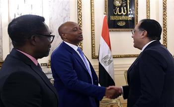مصطفى مدبولي يلتقي رئيس «الكاف» لاستعراض سبل دعم الكرة الأفريقية