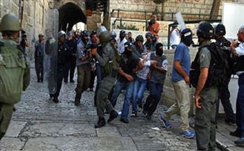 عشرات المستوطنين الإسرائيليين يقتحمون باحات الأقصى بحماية شرطة الاحتلال