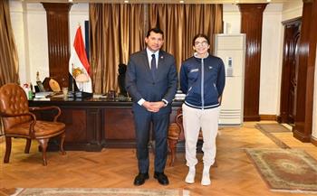 وزير الرياضة يلتقي الناشئة أمينة عرفي بطلة الإسكواش تحت 19 سنة