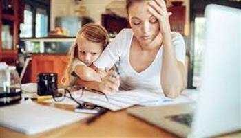 كيف تحققين التوازن النفسي بين الأمومة وحياتك المهنية؟.. خبيرة تجيب
