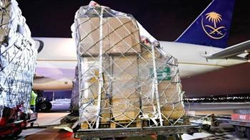 طائرة إغاثية سعودية تتوجه لتركيا .. و«مركز سلمان» يواصل توزيع الكسوة للأسر النازحة بالصومال