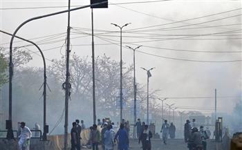 الشرطة الباكستانية تطلق الغاز المسيل للدموع على منزل عمران خان في محاولة لاعتقاله