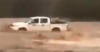 السعودية: السيول تجرف 4 أطفال أمام أعين والدهم المصاب (فيديو)