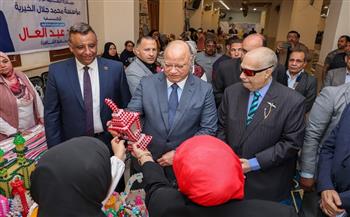 محافظ القاهرة يوزع 3 آلاف شنطة مواد غذائية هدية الرئيس للأسر الأولى بالرعاية في المرج