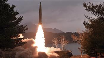 كوريا الشمالية تطلق صاروخا "بعيد المدى" تزامنا مع زيارة الرئيس الكوري الجنوبي الى اليابان