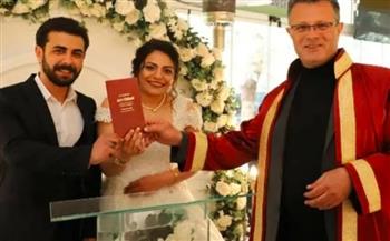 خرجا بمعجزة من أسفل الأنقاض.. زفاف عروسين نجيا من زلزال تركيا (فيديو)