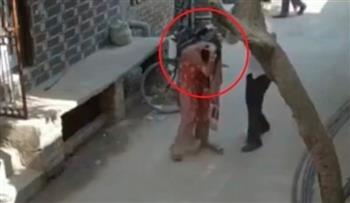 مسن يضرب زوجة ابنه بحجر على رأسها لسبب غير متوقع (فيديو)