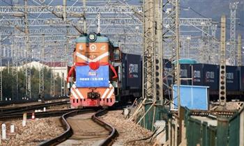 بكين تطلق أول خدمة لتسيير قطار شحن مباشر بين الصين وروسيا