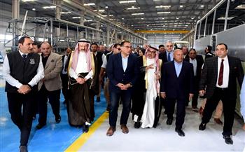 رئيس الوزراء يتفقد مصنع الشركة العربية للتجارة والتصنيع وخدمات النقل بالسويس الجديدة