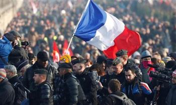 مظاهرات في باريس عقب إعلان الحكومة اللجوء إلى مادة دستورية لتمرير مشروع إصلاح نظام التقاعد