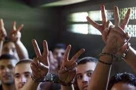 الأسرى الفلسطينيون يواصلون «العصيان» بسجون الاحتلال الإسرائيلي لليوم الـ 32 على التوالي