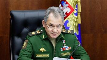 وزير الدفاع الروسي يُكرّم طاقم المقاتلات "سو-27" لاعتراضها المسيرة الأمريكية فوق البحر الأسود