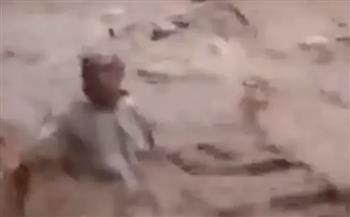 رفض إنقاذ غريق في الفيضان من أجل التصوير.. فيديو يثير غضب رواد السوشيال ميديا
