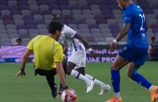 أغرب واقعة.. حكم مباراة يعرقل لاعبًا يقود هجمة مرتدة في الإمارات