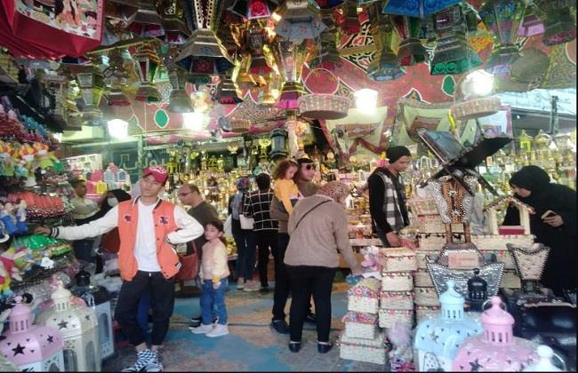 «اشتركنا مع الجيران لشراء فانوس».. كيف حافظت الأسرة المصرية على طقوس رمضان برغم التحديات؟