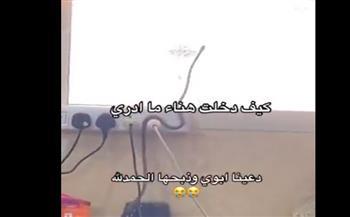 وسط حالة من الذعر.. ثعبان يتجوّل بحرّية داخل مطبخ منزل (فيديو)