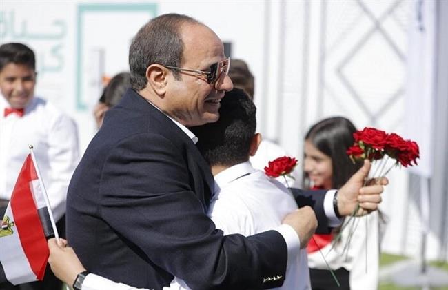 الرئيس السيسي يلتقط صورة تذكارية مع الطلبة وأسرهم بمدرسة المتفوقين بالمنيا الجديدة