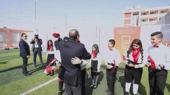الرئيس السيسي يحتضن طفلا خلال تفقده المشروعات القومية في المنيا