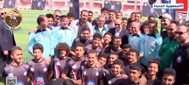 السيسي يلتقط صورة تذكارية مع الأطفال المشاركين في برنامج «كابيتنو»