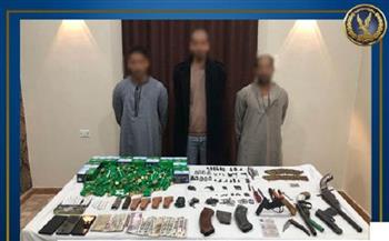 القبض على 3 متهمين بإدارة ورشة لتصنيع الأسلحة النارية والاتجار بها في قنا 