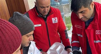 الهلال الأحمر الكويتي يوزع مساعدات غذائية وعينية على الفلسطينيين النازحين بعد زلزال تركيا