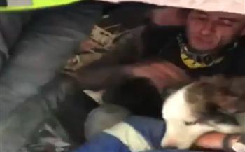 بعد 23 يوما.. إنقاذ كلب من أسفل أنقاض زلزال تركيا «فيديو»