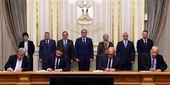 رئيس الوزراء يشهد مراسم توقيع اتفاقية المساهمين بين قناة السويس ومجموعة  «V»اليونانية