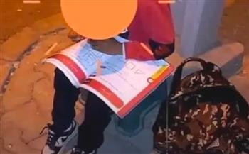 طفل يذاكر دروسه تحت أضواء الشارع.. قصة صورة عصرت قلوب التونسيين