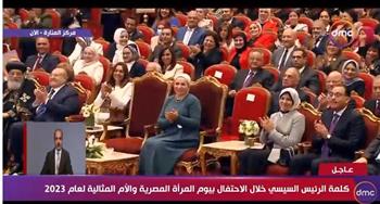 أول ظهور لنقيب الصحفيين في احتفالية يوم المرأة المصرية بحضور الرئيس السيسي (فيديو) 