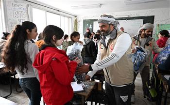 ضمن جهود الإمارات الإنسانية.. «الهلال الأحمر» يوزع 10 آلاف حقيبة مدرسية على أطفال سوريا 