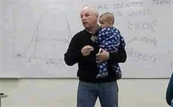 الإنسانية قبل العلم.. أستاذ جامعي يثير ضجة بصورته يحمل ابن أحد الطالبات 
