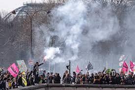  اعتقال العشرات في احتجاجات بفرنسا بعد نجاة الحكومة من تصويت لحجب الثقة 