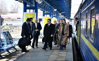 رئيس الوزراء الياباني يصل العاصمة الأوكرانية في زيارة مفاجئة