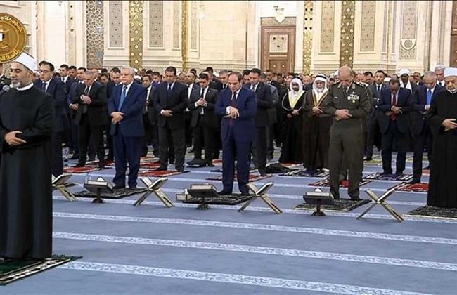الرئيس السيسي يؤدي صلاة فجر أول أيام شهر رمضان في مسجد مصر 