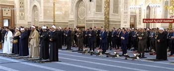 الرئيس يؤدي صلاة فجر أول يوم رمضان بمسجد مصر (فيديو)