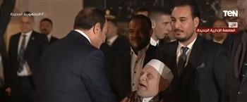 في لفتة إنسانية .. الرئيس السيسي يتوقف لمصافحة أحمد عمر هاشم (فيديو)