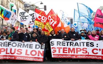 محتجون يغلقون الطرقات المؤدية إلى مطار شارل ديجول في باريس