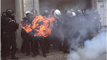 اشتباكات عنيفة ومواجهات بين الشرطة الفرنسية ومحتجين خلال المظاهرات الحاشدة في باريس