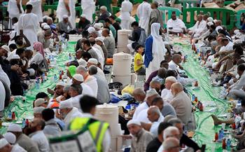 جموع الصائمين يصطفون لتناول الإفطار بموائد المسجد الحرام مع أول أيام رمضان