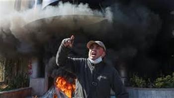 رفضًا لحجز ودائعهم.. محتجون يحرقون الإطارات أمام مصرف لبنان
