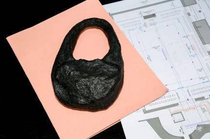 مقابل 40 ألف دولار فقط.. حقيبة مصنوعة من نيزك سقط على الأرض 